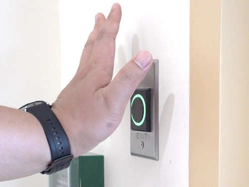 ติดตั้งประตูอัตโนมัติ แบบไร้การสัมผัส (Touchless System)