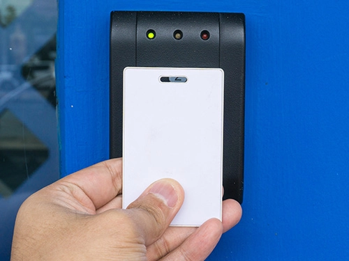 แบบใช้บัตรแตะ (Card Reader System)